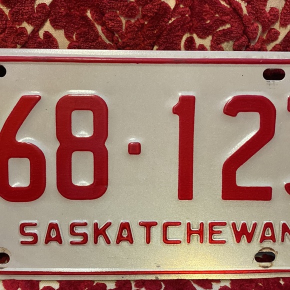 Rustic Retro 1975 Saskatchewan License Plate - Picture 4 of 8
